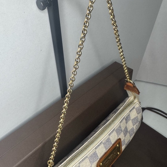 Louis Vuitton Eva Clutch with Checkered Pattern and Leather Trim - Picture 7 of 14